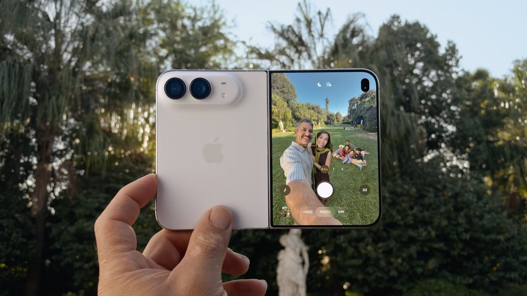 iPhone Duo, focení selfie | Zdroj: Apple
