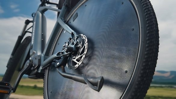 Geniální vynález? Čínské elektrokolo má solární panely v kolech, ujede přes 200 km