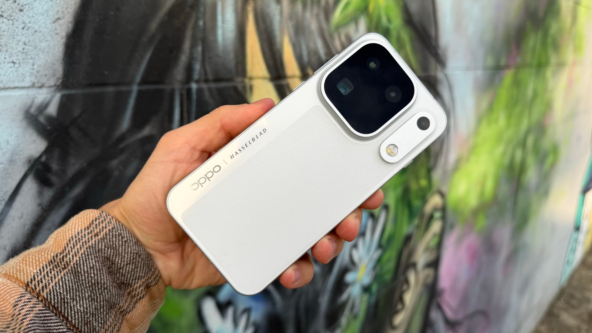 Oppo Find X10 Pro Max v ruce | Zdroj: Mobil Pohotovost