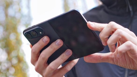 Praskající displeje iPhonu Duo už řeší Apple. Majitelům nabízí výměnu telefonu