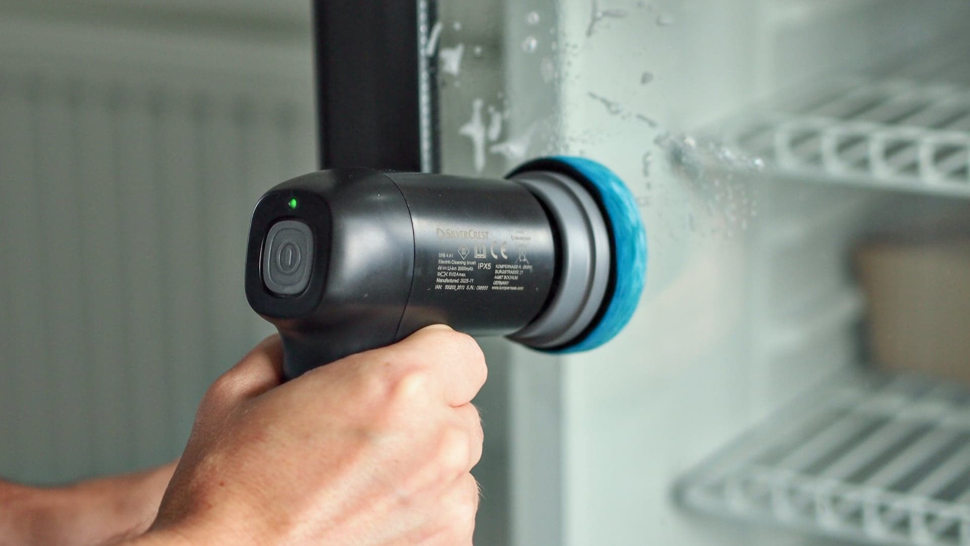 Elektrický čisticí kartáč Silvercrest SRB 4 A1 při čištění skla | Zdroj: Lidl