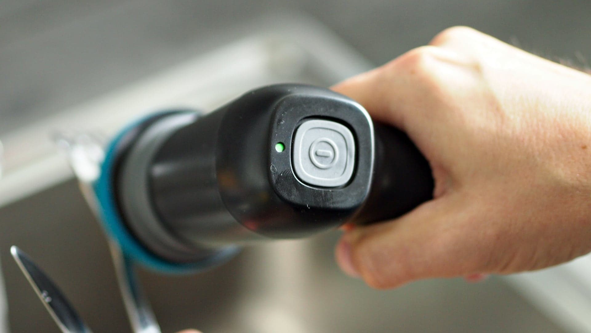 Elektrický čisticí kartáč Silvercrest SRB 4 A1, detail vypínacího tlačítka | Zdroj: Lidl