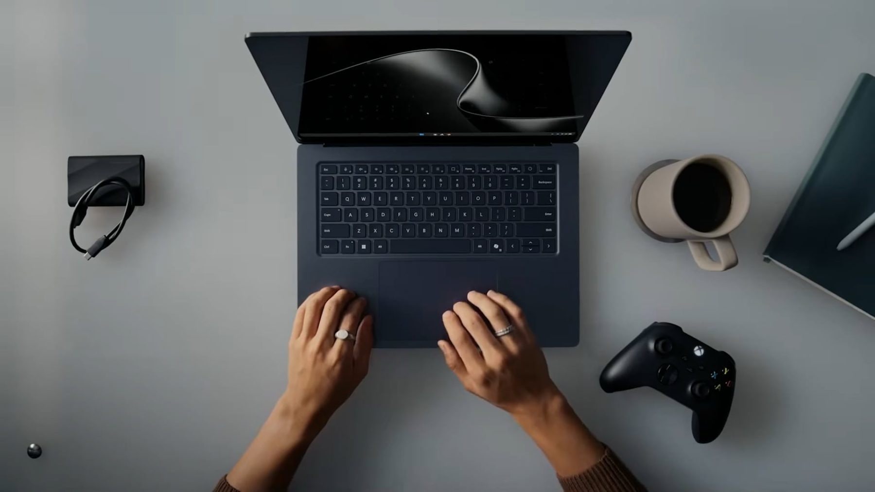 Práce na notebooku Microsoft Surface Laptop Ultra | Zdroj: Microsoft